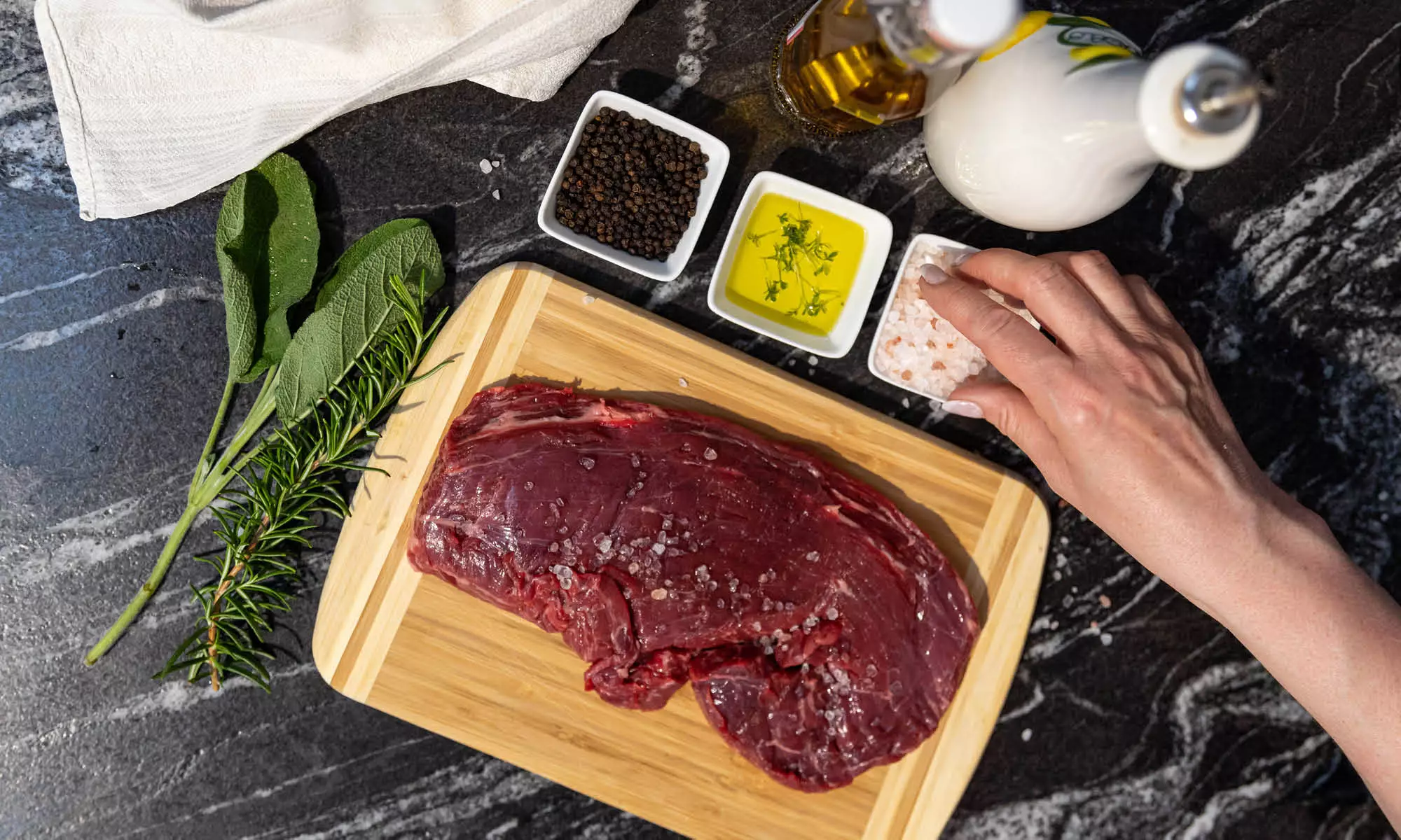 Zutaten und Fleisch auf Brett