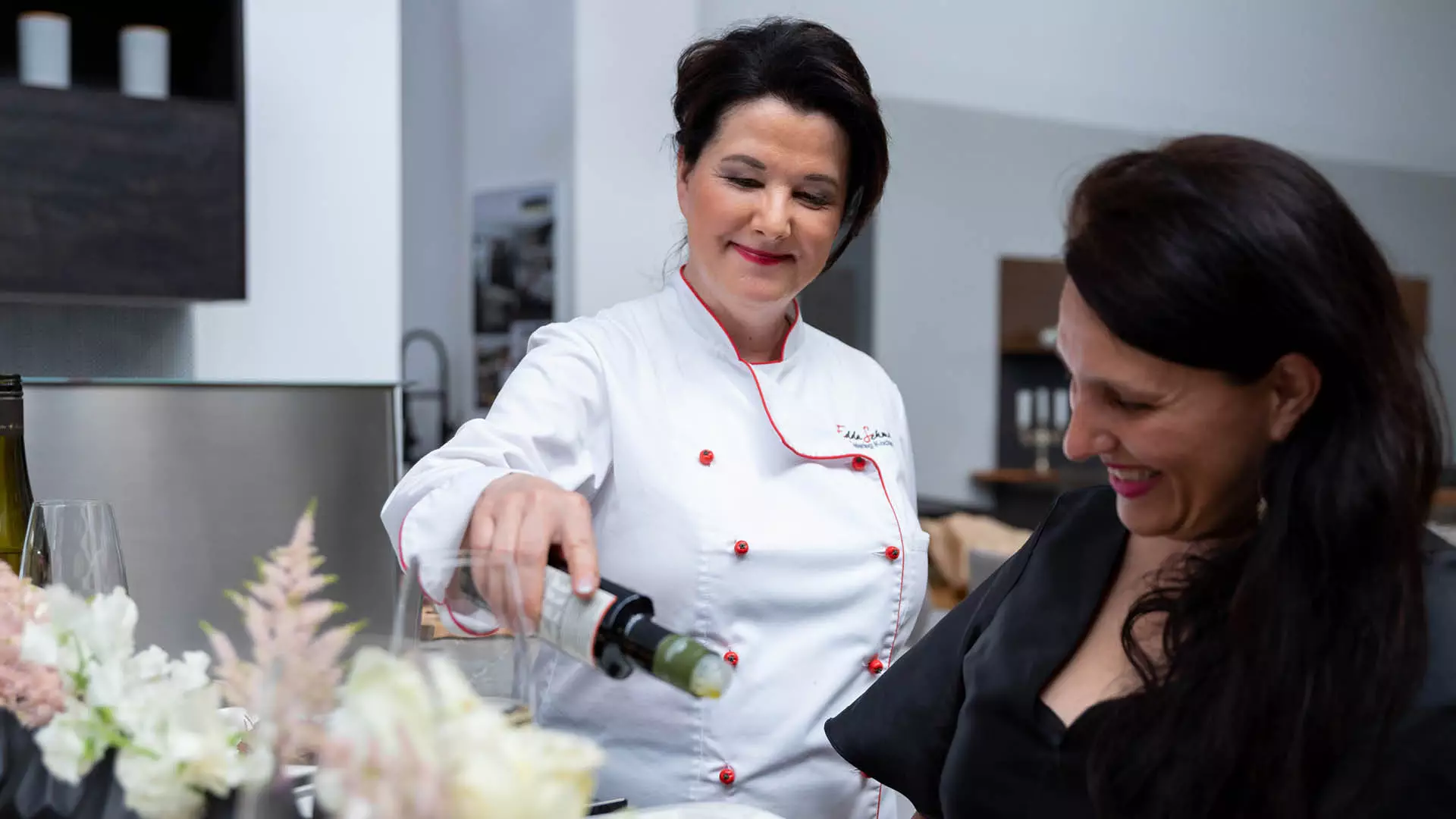 Köchin serviert am Tisch